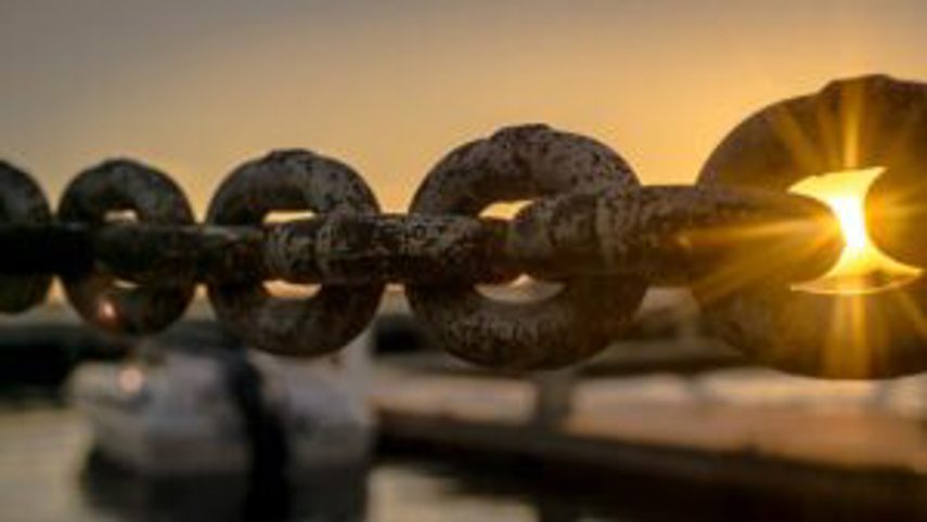 A chain at the up close at the docks